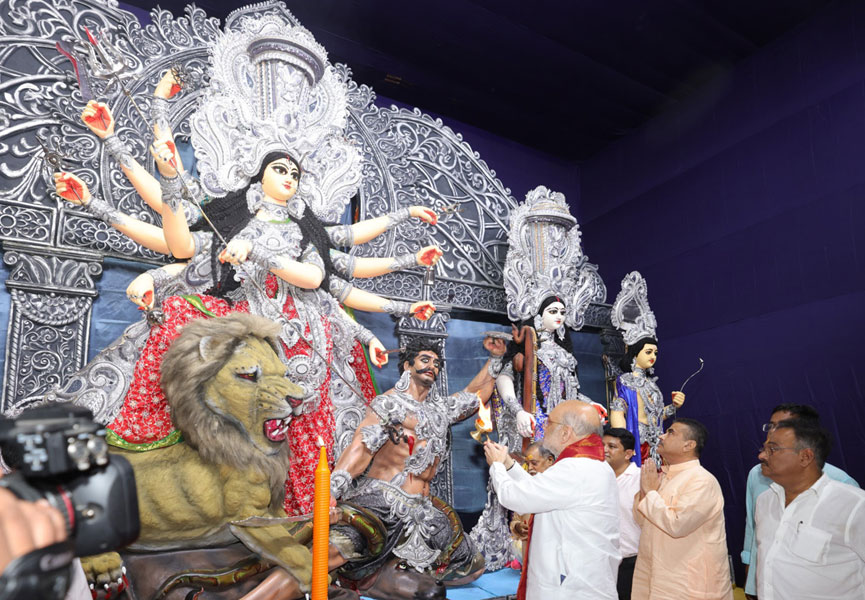 केन्द्रीय गृह एवं सहकारिता मंत्री अमित शाह ने कोलकाता में संतोष मित्रा स्क्वायर दुर्गा पूजा पंडाल और पूर्वी क्षेत्रीय सांस्कृतिक केन्द्र दुर्गा पूजा पंडाल का उद्घाटन किया