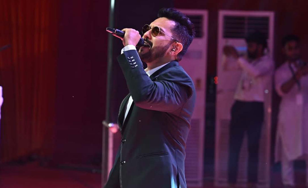 राज्योत्सव में बॉलीवुड के पार्श्व गायक आदित्य नारायण सहित छत्तीसगढ़ के कलाकारों ने बिखेरा रंग