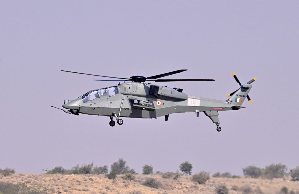 राष्ट्रपति ने जैसलमेर वायुसेना स्टेशन पर स्वदेशी हल्के लड़ाकू हेलीकॉप्टर प्रचंड में उड़ान भरी