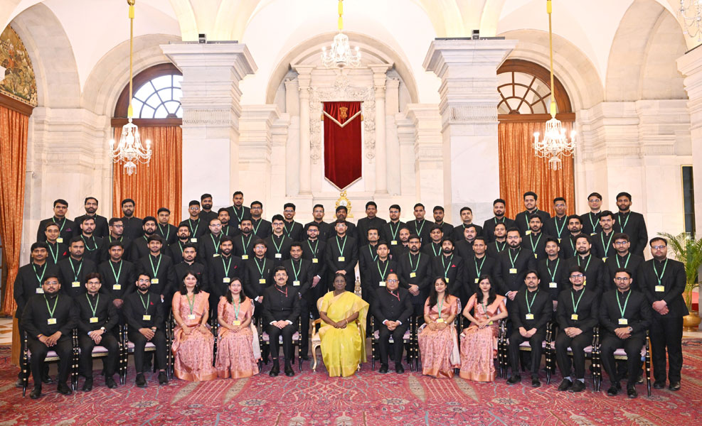 केंद्रीय विद्युत अभियांत्रिकी सेवा और भारतीय आर्थिक सेवा के अधिकारियों ने राष्ट्रपति से मुलाकात की