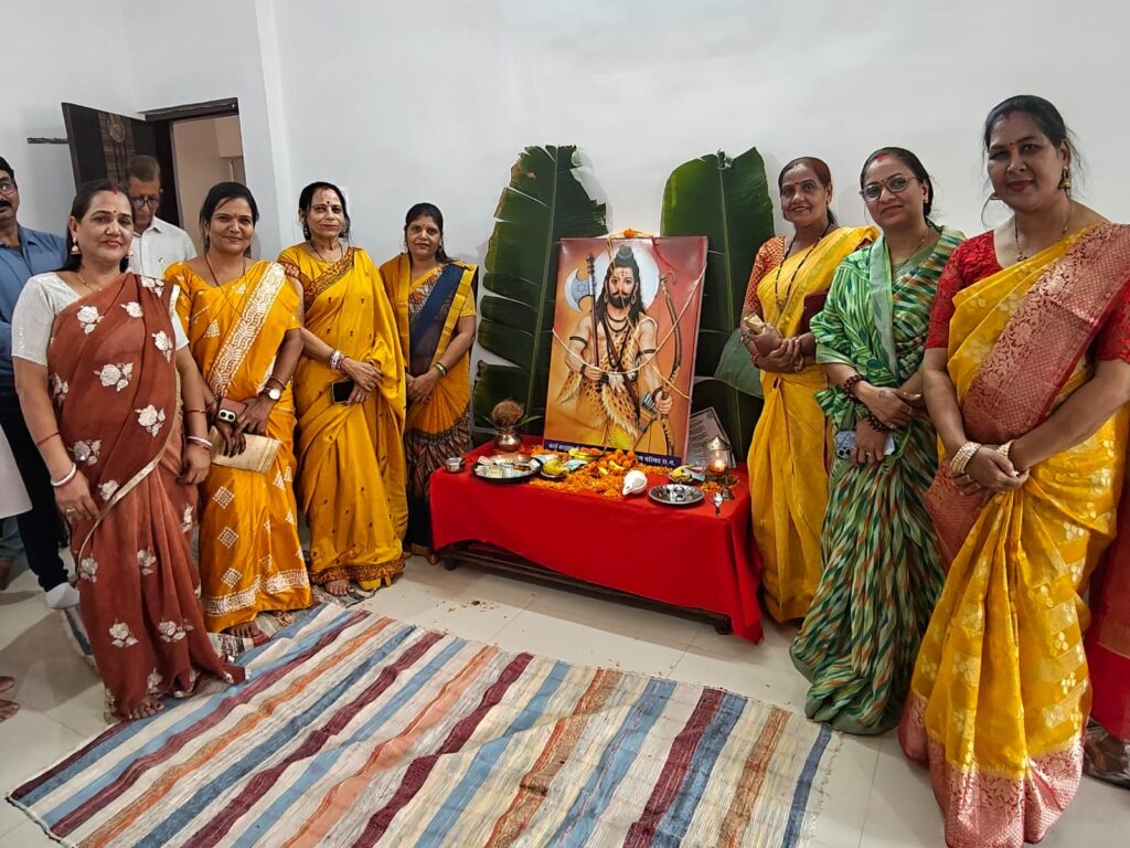 भगवान परशुराम जन्मोत्सव पर पूजा – आरती पश्चात सेव – बूदी का वितरण