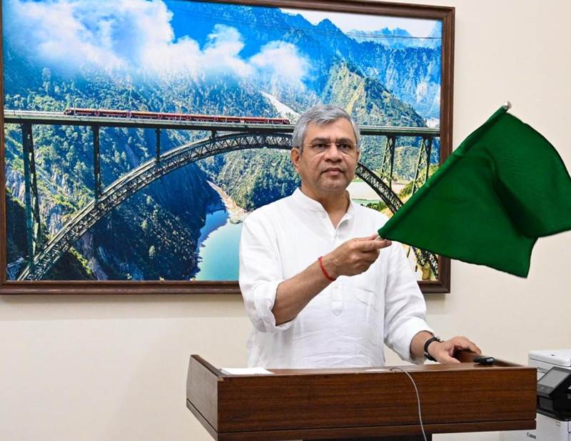 केंद्रीय रेल मंत्री अश्विनी वैष्णव ने बेंगलुरु-मुंबई एक्सप्रेस ट्रेन को हरी झंडी दिखाकर रवाना किया, जिससे कर्नाटक और महाराष्ट्र के बीच रेल संपर्क मजबूत हुआ