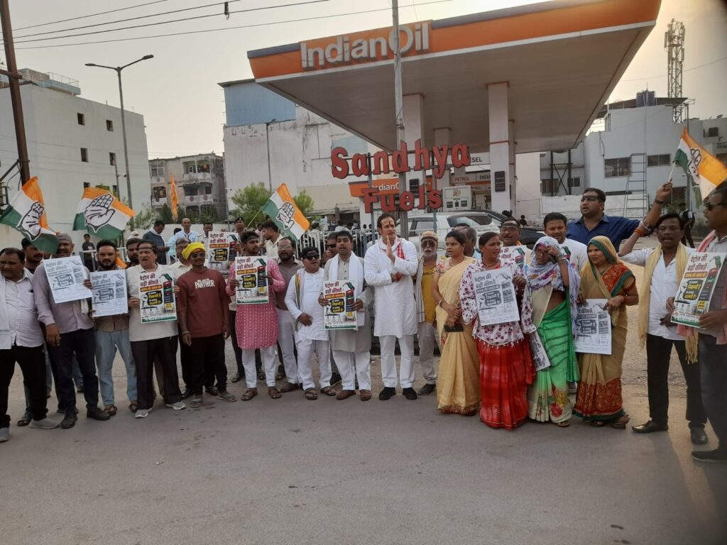 नेताजी कन्हैयालाल बाजारी ब्लॉक कांग्रेस कमेटी द्वारा पेट्रोल डीजल मूल्य में हुई वृद्धि को लेकर किया गया एकदिवसीय धरना प्रदर्शन