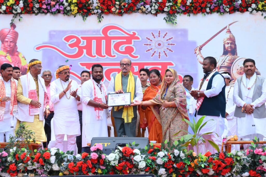 आदि उत्सव जनजातीय संस्कृति और परंपराओं को नई पीढ़ी तक पहुँचाने का महत्वपूर्ण माध्यम: राज्यपाल रमेन डेका