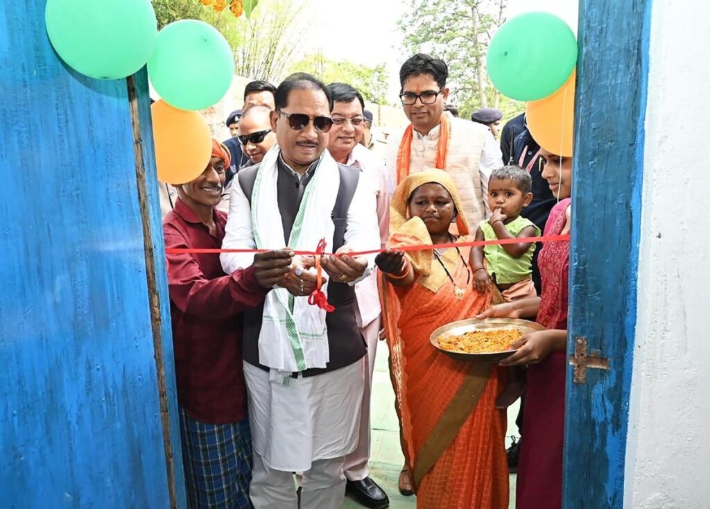 पक्के घर का सपना हुआ साकार : मुख्यमंत्री साय ने लेमरू में हितग्राही धरम सिंह के नए आवास में कराया गृह प्रवेश