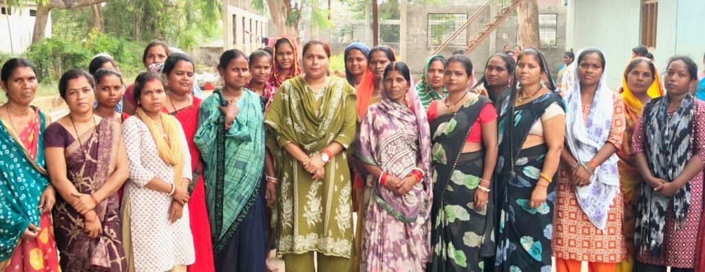 महिला आयोग की सदस्य सुश्री दीपिका सोरी ने किया इमली प्रोसेसिंग केंद्र का औचक निरीक्षण