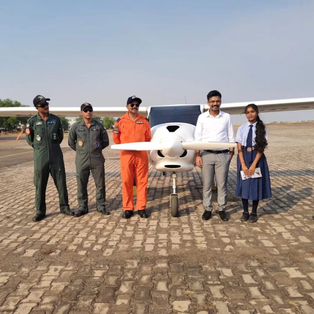 फाइटर प्लेन और कॉकपिट का लिया रोमांचक अनुभव, एयरक्राफ्ट की कार्यप्रणाली समझकर बढ़ाया ज्ञान