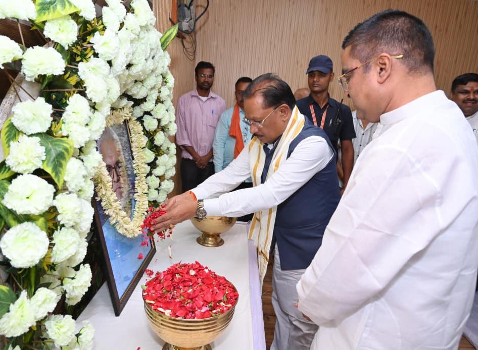 मुख्यमंत्री साय ने स्वर्गीय दिनेश सेन को दी श्रद्धांजलि : शोक संतप्त परिवार से की मुलाकात