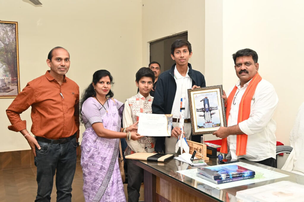 इसरो के युविका कार्यक्रम के लिए चयनित अभिषेक से मिले उप मुख्यमंत्री विजय शर्मा, दी शुभकामनाएं