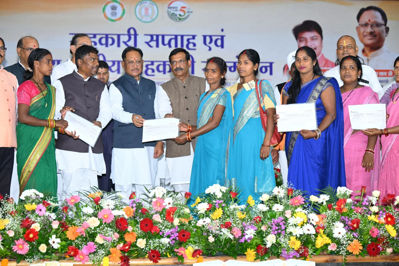 मुख्यमंत्री साय ने जशपुर के वन धन विकास केंद्र पंचक्की की महिला स्व-सहायता समूह को किया सम्मानित