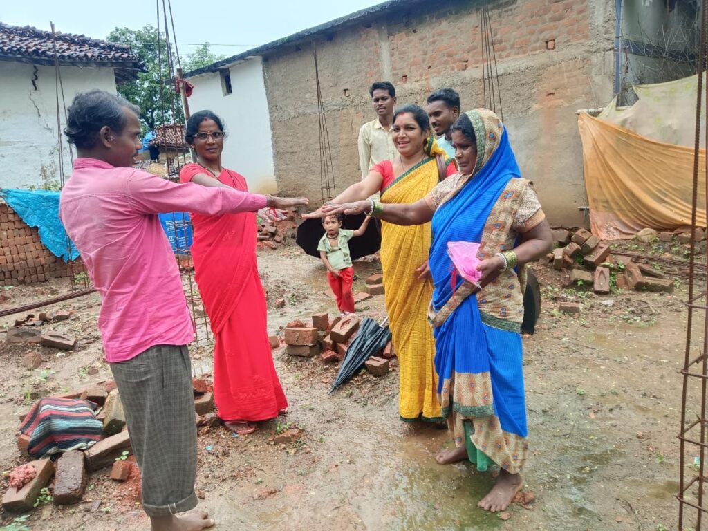 रक्षा सूत्र से बंधा ‘पक्के घर’ का संकल्प
