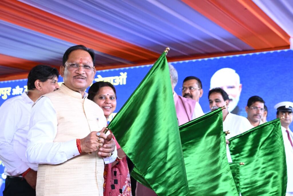 केंद्रीय रेल मंत्री अश्विनी वैष्णव और मुख्यमंत्री विष्णु देव साय  ने रावघाट – रायपुर एवं रायपुर – कुरूद यात्री रेल सेवाओं को दिखाई हरी झंडी