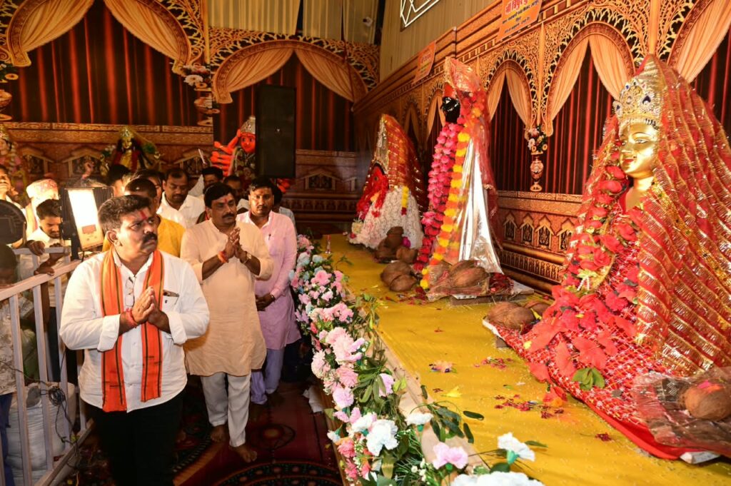 देवी पंडाल बने जनसमस्या निवारण के केंद्र, उप मुख्यमंत्री विजय शर्मा ने मां दुर्गा के चरणों में बैठकर सुनीं ग्रामीणों की समस्याएं